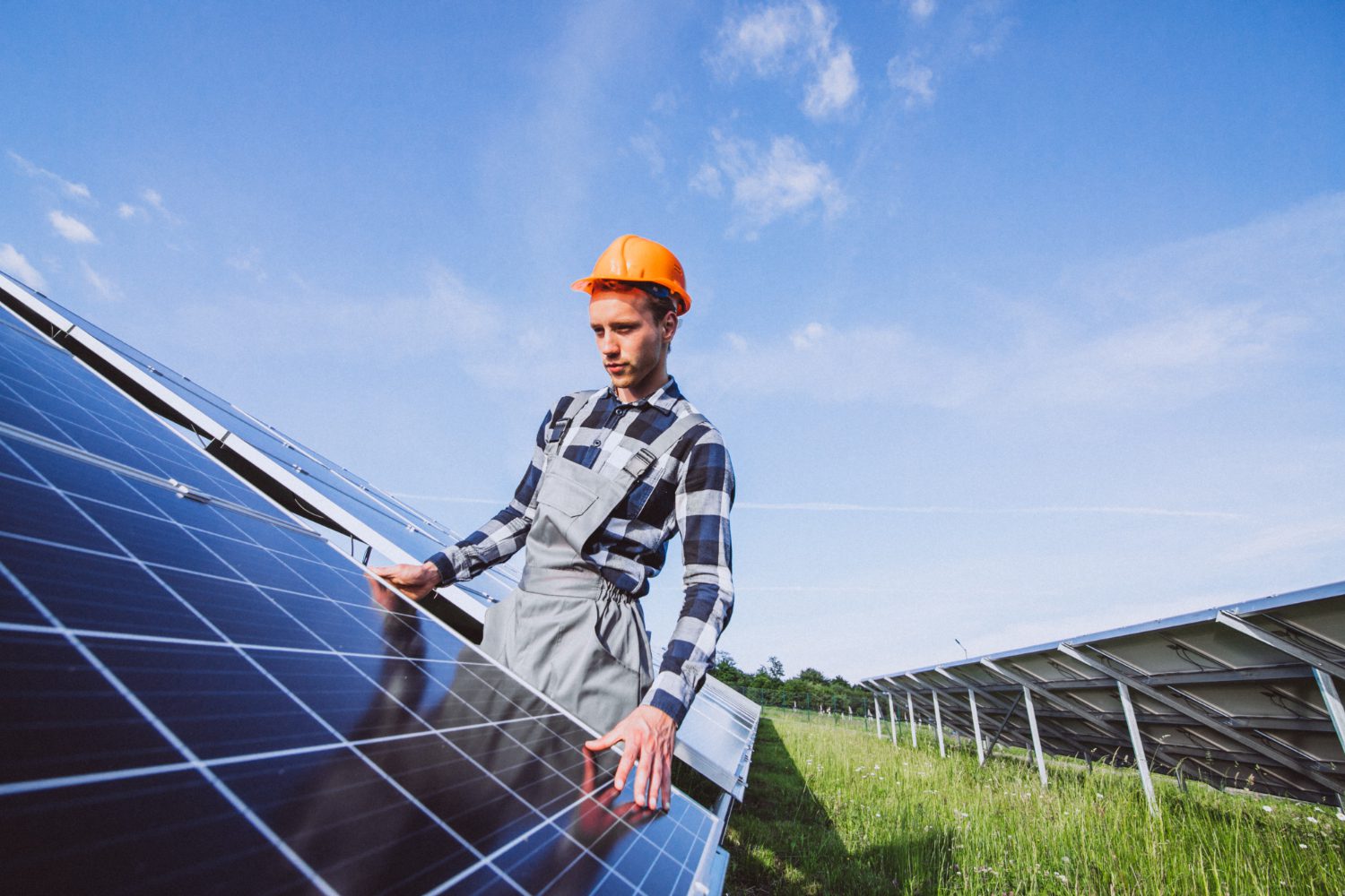 Namų energijos kaupimo sistema su saulės moduliais ir baterija, modernus interjeras, elektros valdymo koncepcija